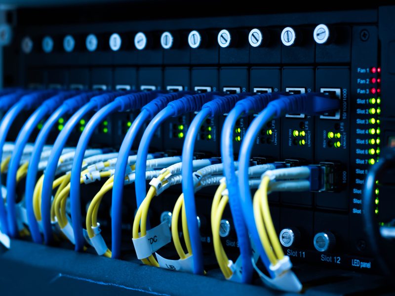 servidores, switches, UPS, sistemas AV